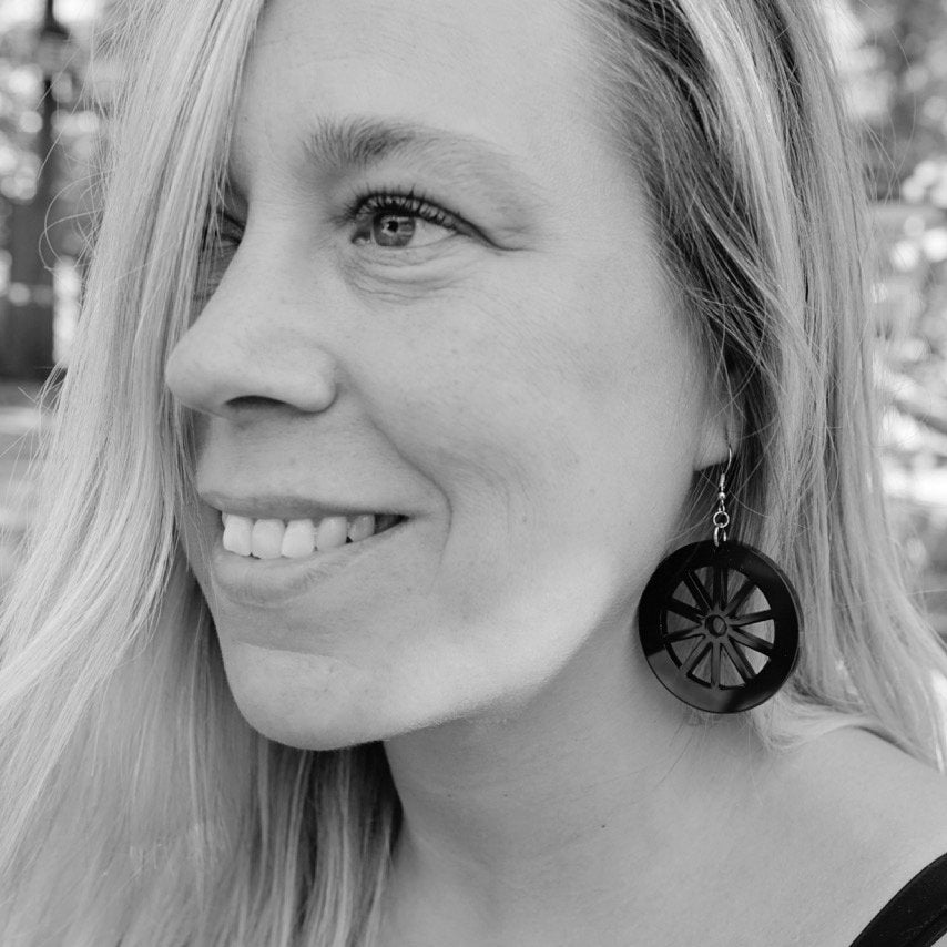 Örhängen vagnshjul - Svart