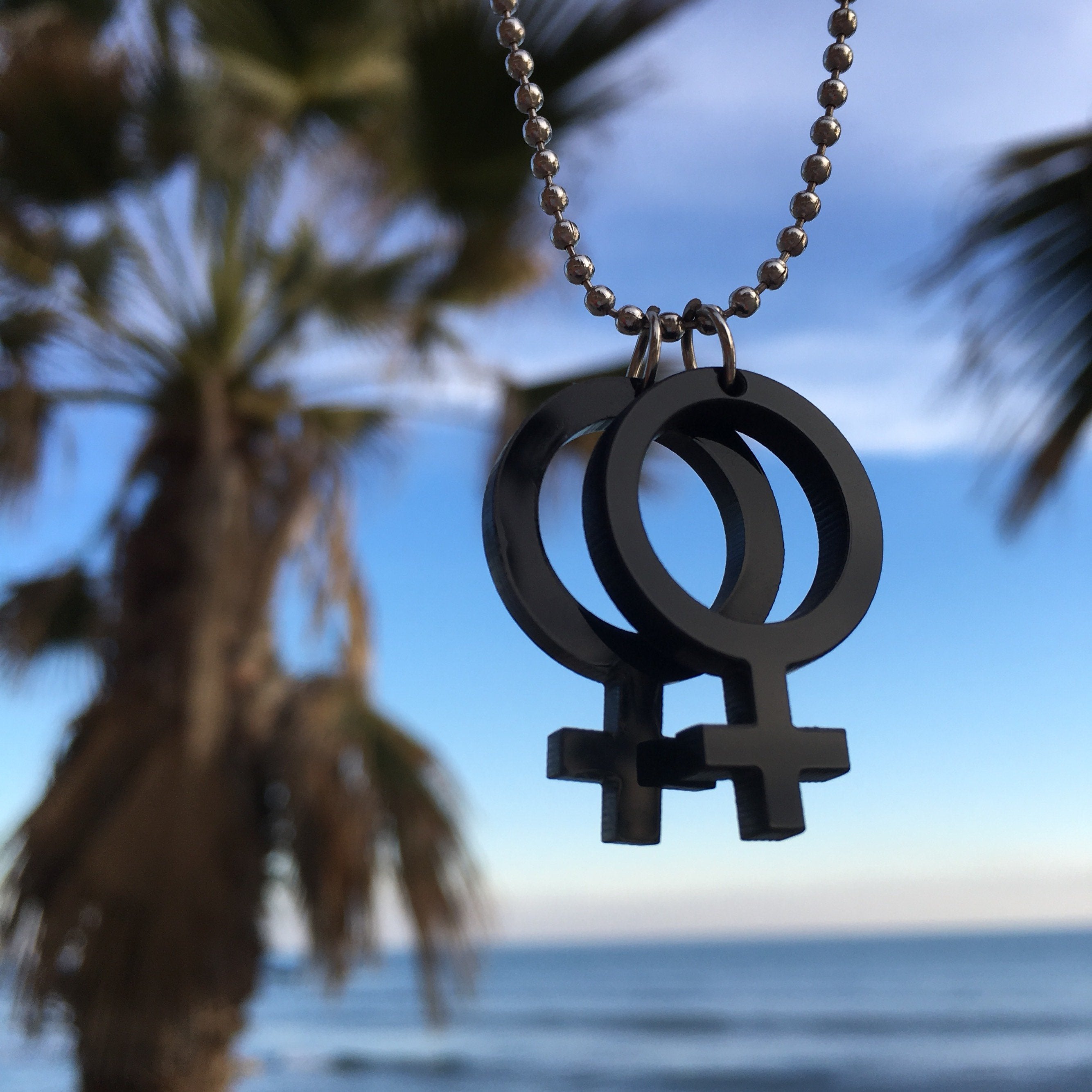 Necklaces She-She mini (Woman Symbol)