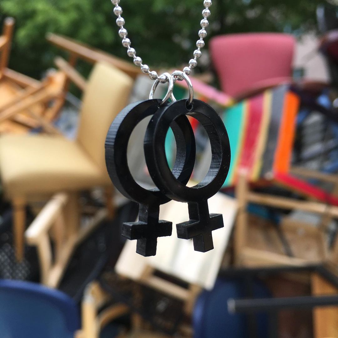 Necklaces She-She mini (Woman Symbol)