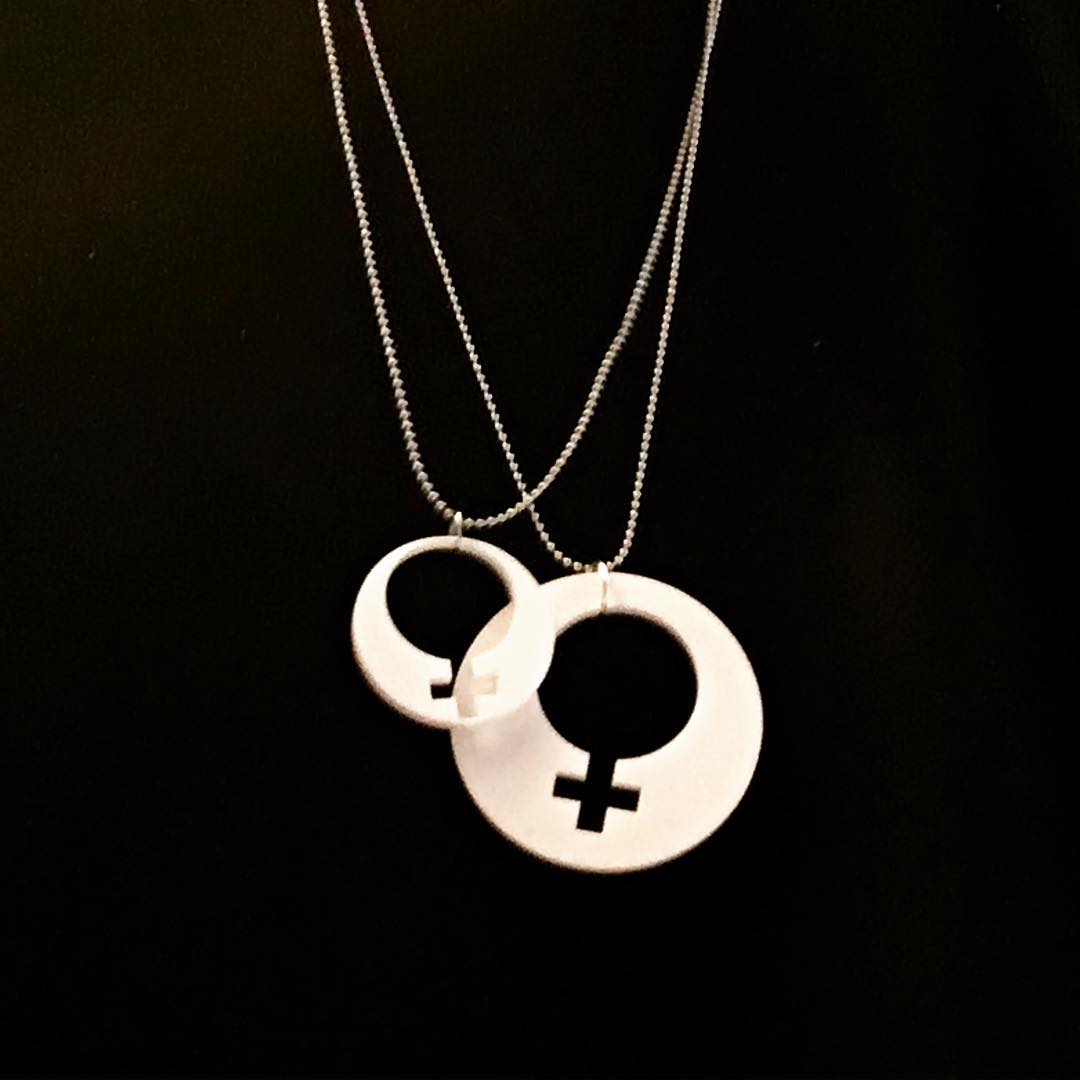 Halsband Omvärld Large (kvinnosymbol)